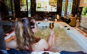 RoyalRelax Apartament w Lesie z Jacuzzi, Kinem domowym 88' - Białystok